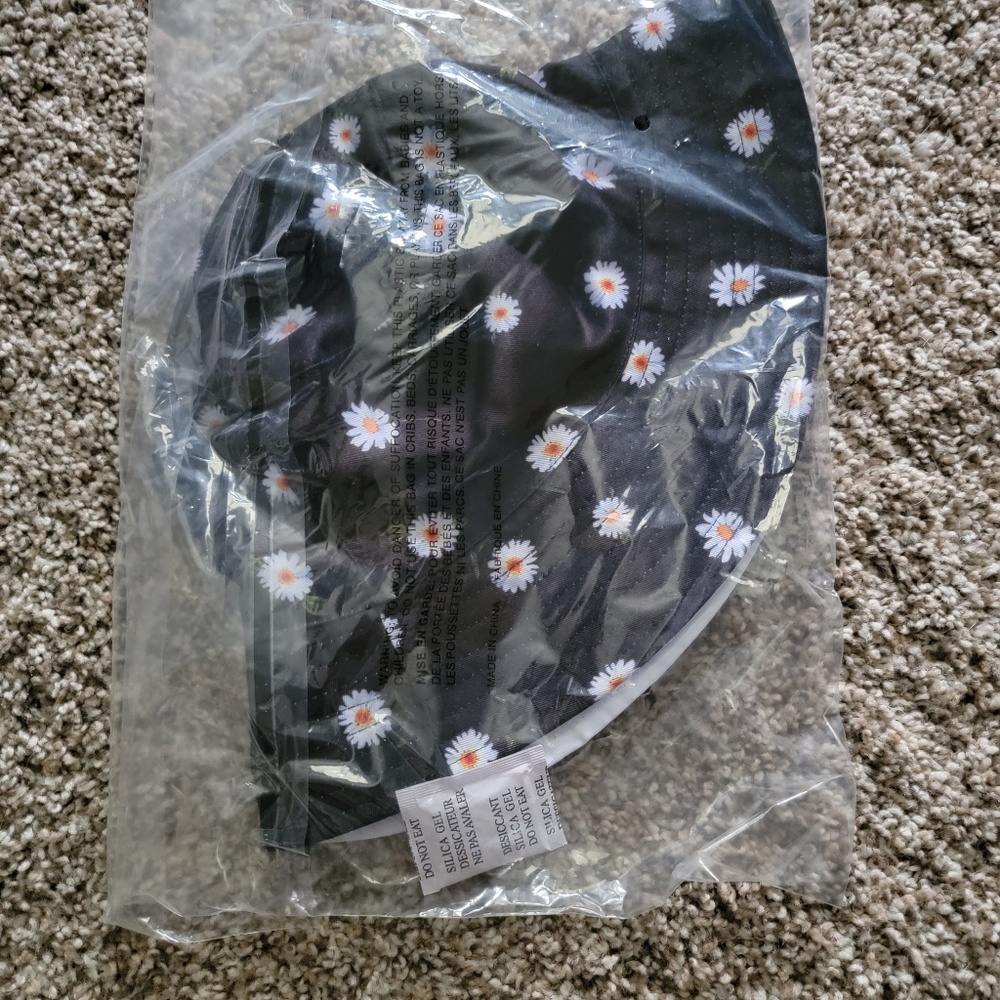 Alice & Olivia reversible bucket hat daisy print